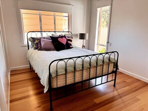 3 عدّة غرف نوم ومكواة/لوح كي وواي فاي وملاءات أسرّة