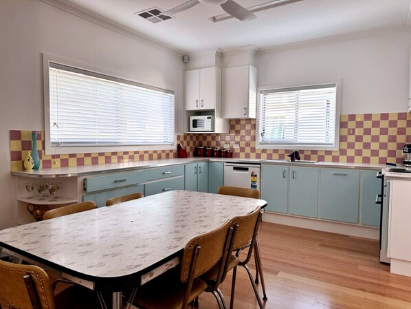 Fridge, microwave, oven, stovetop - Happy Stays - Retro Haven (Shepparton)