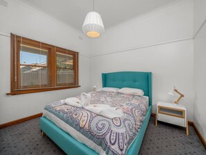 3 bedrooms, desk, iron/ironing board, WiFi