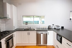 Een koelkast, een microgolfoven, een oven, een kookplaat