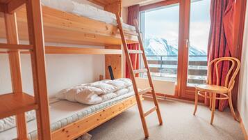 4 bedrooms, iron/ironing board, free WiFi, bed sheets