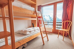 4 slaapkamers, een strijkplank/strijkijzer, gratis wifi, beddengoed