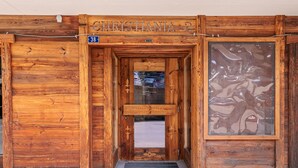 A wooden entrance with a sign reading "CHRISTIANIA 2". - Christiania II S2 - 4 pers - près des pistes (Haute-Nendaz)