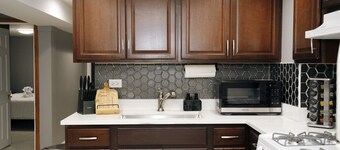 2BR Traveler's Favorite, Modern and Clean