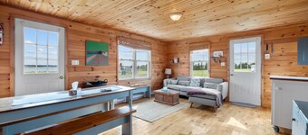 Charming 2-Bed Coastal Retreat with Bunkhouse and Beach Access