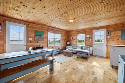 Charming 2-Bed Coastal Retreat with Bunkhouse and Beach Access