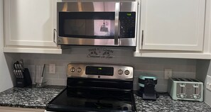 Microondas, horno, parrilla de estufa y lavavajillas