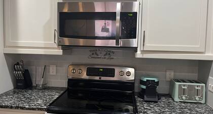 SASA Deer Lodge Superb 6-bedroom house with AC in Richmond Hill Georgia
