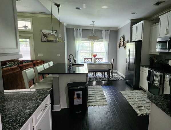 Micro-ondes, four, plaque de cuisson, lave-vaisselle