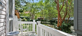 Walk Everywhere Downtown - Charleston Retreat for 2 - Near Dining & Nightlife