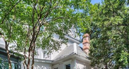 Walk Everywhere Downtown - 1bed/1bath Charleston Retreat - Dining & Nightlife