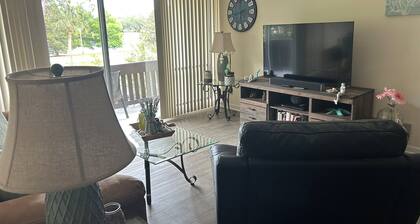 2-bedroom condo in charming Palm Coast with AC, WiFi