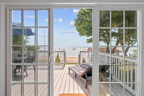 Beachfront Apartment- 10 min from Downtown