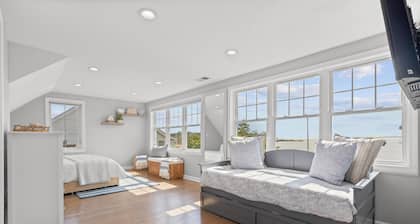 Beachfront Apartment- 10 min from Downtown