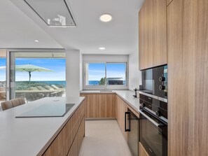 Kylskåp, mikrovågsugn, ugn och diskmaskin