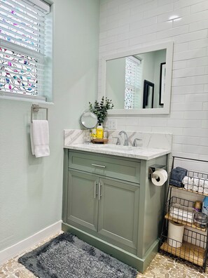 Secador de cabelo, toalhas de banho, sabonete, papel higiênico