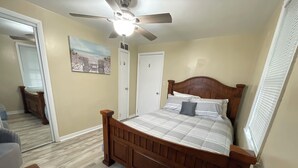 2 bedrooms, iron/ironing board, WiFi (free), bed sheets - The C&C
Comfort and Convenience (Milwaukee)
