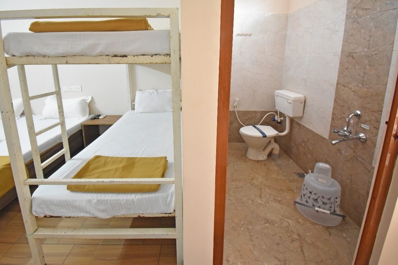 Chambre Deluxe, balcon, vue jardin | Salle de bain | Serviettes fournies, savon, shampoing, papier toilette