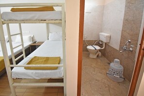 Rom – deluxe, balkong, hageutsikt | Bad | Håndklær, såpe, sjampo og toalettpapir