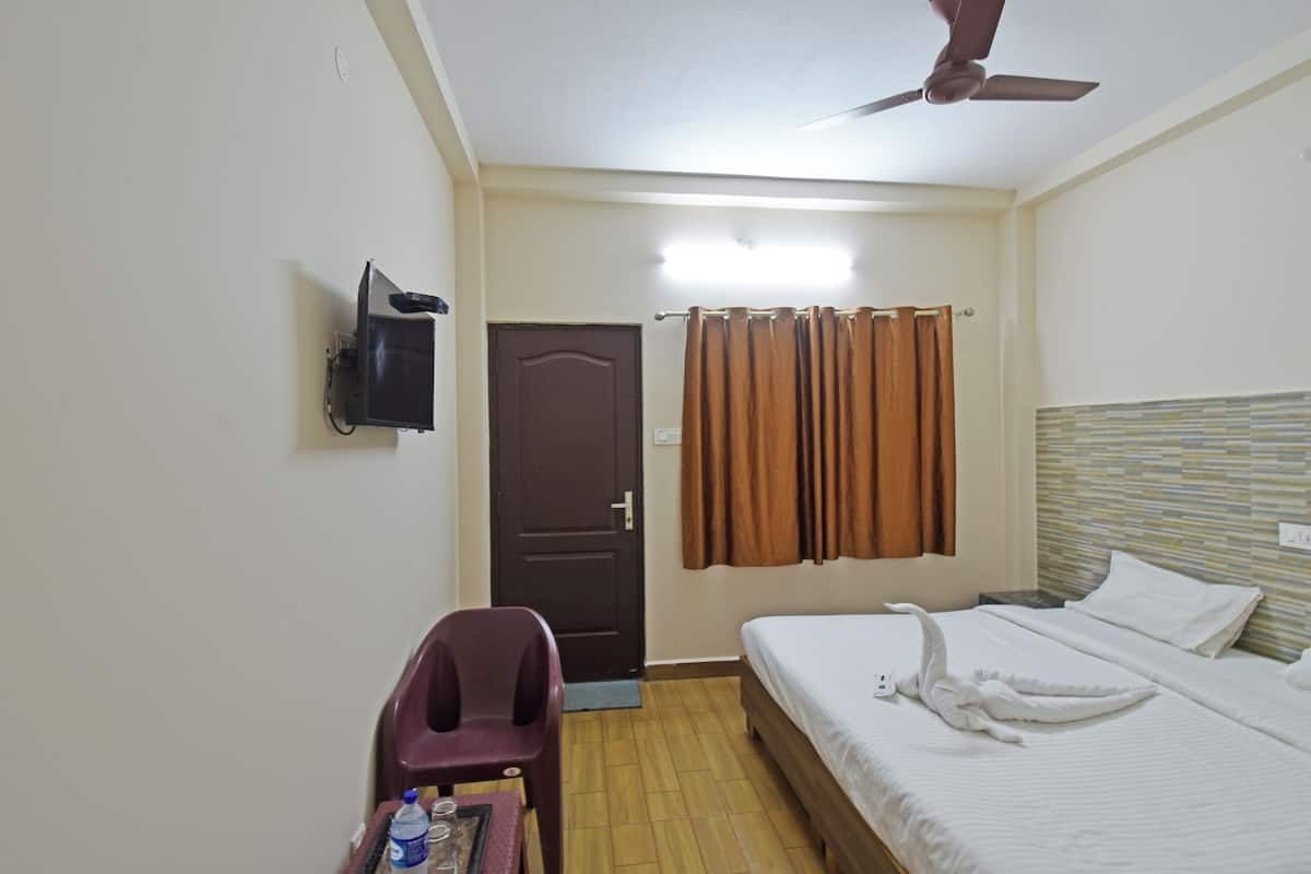 Deluxe Room, Garden View | Desk, free WiFi, bed sheets
