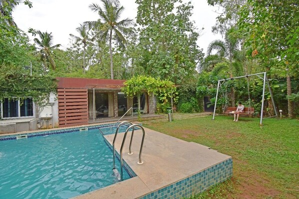 Outdoor pool - Aurobay Resorts (Kottakuppam)