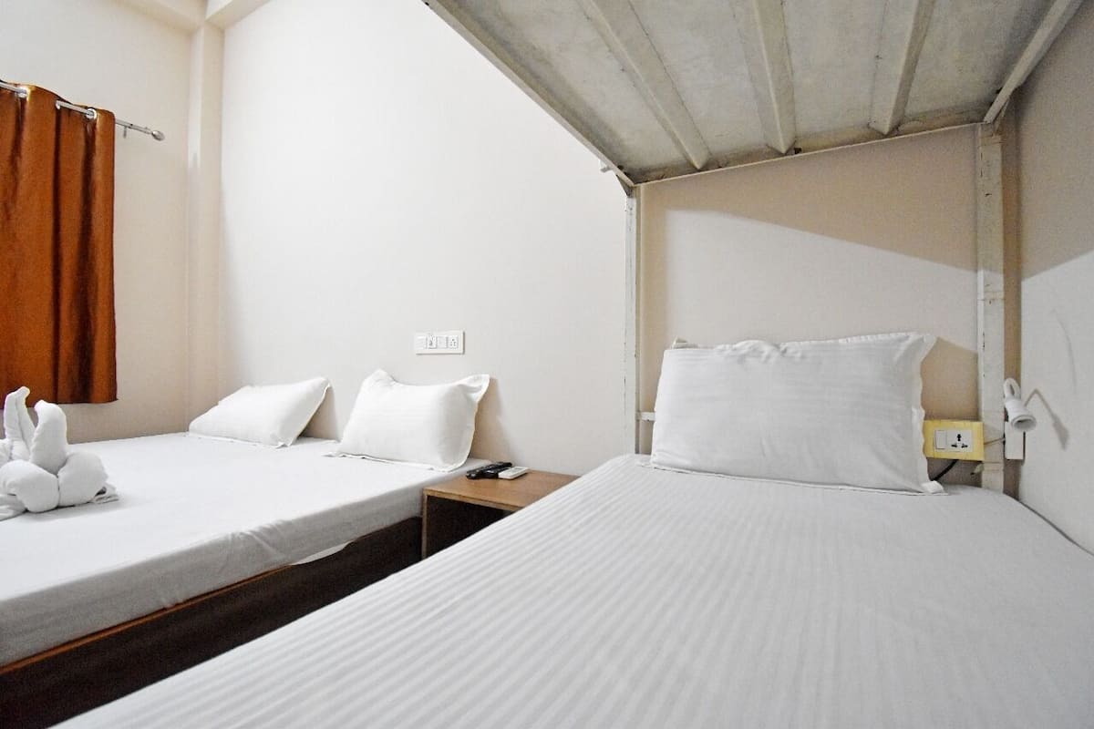 Vila premium, sacada, vista para o jardim | Escrivaninha, Wi-Fi de cortesia
