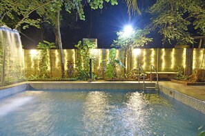 Hồ bơi ngoài trời 