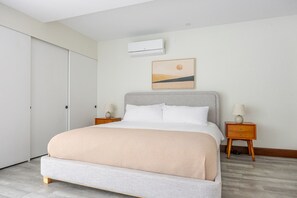 Tabla de planchar con plancha, wifi y ropa de cama