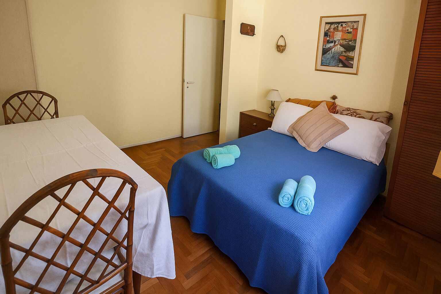 1 habitación, tabla de planchar con plancha, wifi gratis y ropa de cama 