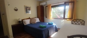 1 dormitorio, tabla de planchar con plancha, wifi y ropa de cama