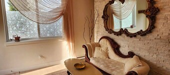 Charming Coach House | Mountain Views + Cozy Vibes