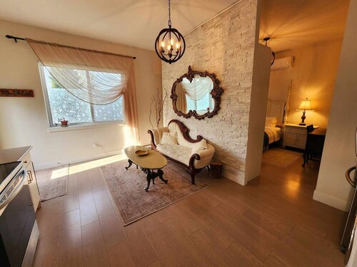 Charming Coach House | Mountain Views + Cozy Vibes