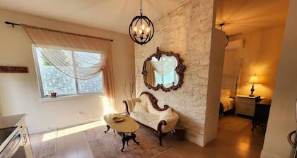 Charming Coach House | Mountain Views + Cozy Vibes