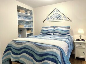 2 chambres, bureau, fer et planche à repasser, lit de bébé portatif