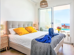 2 bedrooms, desk, internet