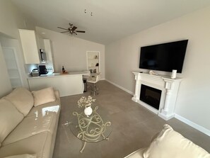 Living area - 2-bedroom secondary suite in lovely Sarasota (Sarasota)