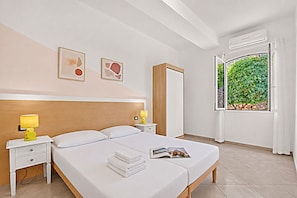 1 bedroom, bed sheets