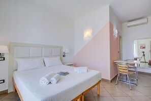 Ein Hotelzimmer mit einem Bett, einem Schreibtisch und einem Stuhl.