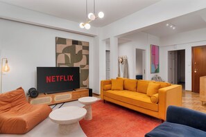 TV connectée, livres, vidéothèque