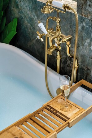 Een douche, een haardroger, handdoeken, zeep