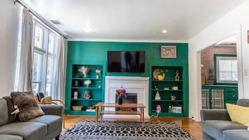Smart TV, fireplace
