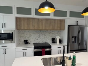 Een magnetron, een oven, een kookplaat, een vaatwasser