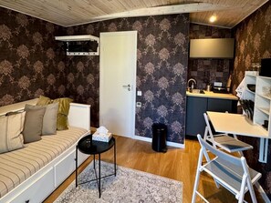 Studio, Multiple Bedrooms, Smoking, Garden View | Living room