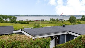 Zona residencial con vista a un lago y un asta de bandera.