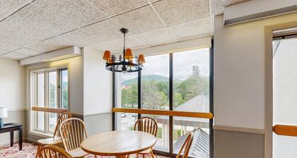 Mountainside efficiency w/ pool & hot tub; walk to lifts & town