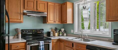 Køleskab, mikrobølgeovn, ovn, kogeplade