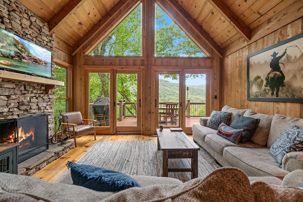 Living area - New Listing Little Bear Lodge in Big Canoe (Big Canoe)