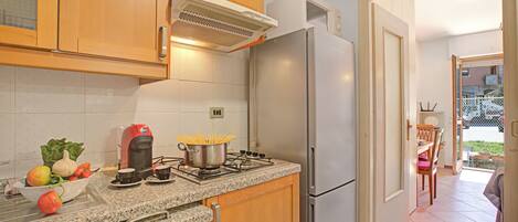 Réfrigérateur, micro-ondes, plaque de cuisson, cafetière/bouilloire