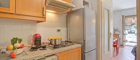 Réfrigérateur, micro-ondes, plaque de cuisson, cafetière/bouilloire