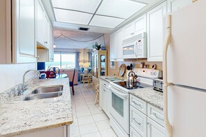 Frigorífico, microondas, horno y placa de cocina